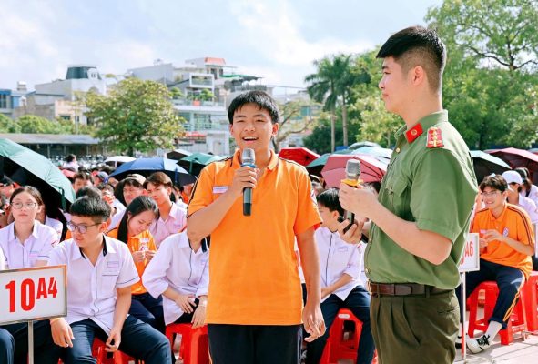 Công an tỉnh Ninh Bình phối hợp với Sở Giáo dục và Đào tạo Ninh Bình tổ chức phát động “tiên phong” triển khai hưởng ứng chiến dịch “KHÔNG MỘT MÌNH 2026 - KẾT NỐI KHÔNG TỔN THƯƠNG”